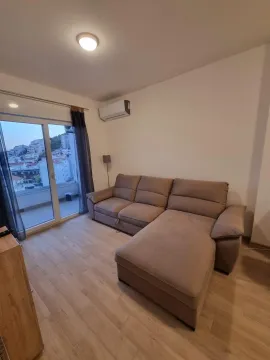 Dnevna soba sa ugaonom garniturom i izlazom na terasu. - image 2