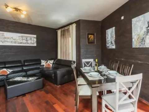 Izdavanje, trosoban stan, 130m², Dobrota, Kotor - image 10