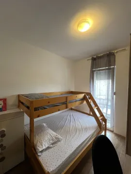 Dječija spavaća soba sa drvenim krevetom na sprat i balkonskim vratima. - image 4