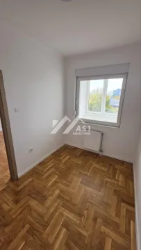 Prazna soba sa parketom i prozorom. - image 9
