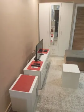 Dnevna soba sa TV komodom, bijelim ormarom i klub stolovima. - image 11