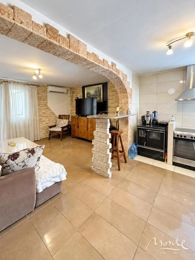 Prodaja, kuća, 180m², Zlatica, Podgorica
