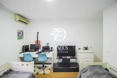 Dečja soba sa dva kreveta, radnim stolom i televizorom. - image 13