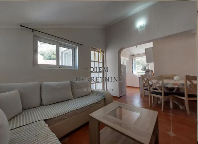 Izdavanje, dvosoban stan, 70m², Škaljari, Kotor