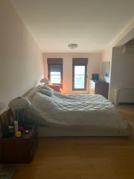 Svijetla spavaća soba sa velikim bračnim krevetom i parketom. - image 33