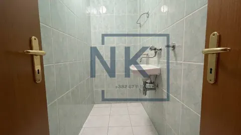Manje kupatilo sa lavabom obloženo keramičkim pločicama. - image 5