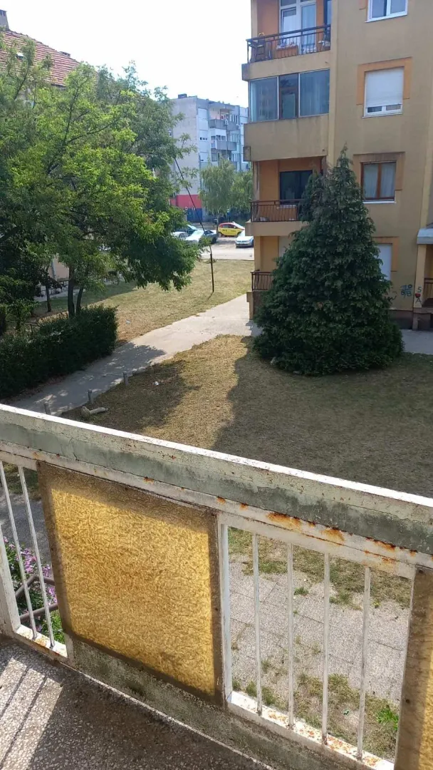 Pogled sa terase na zgradu i dvorište.