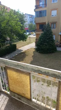 Pogled sa terase na zgradu i dvorište. - image 11