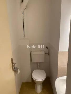 Manje kupatilo sa WC šoljom i umivaonikom. - image 6