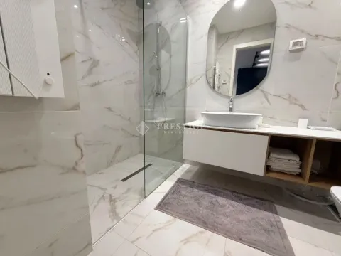 Moderne kupatilo sa tuš kabinom, umivaonikom i ogledalom. - image 11
