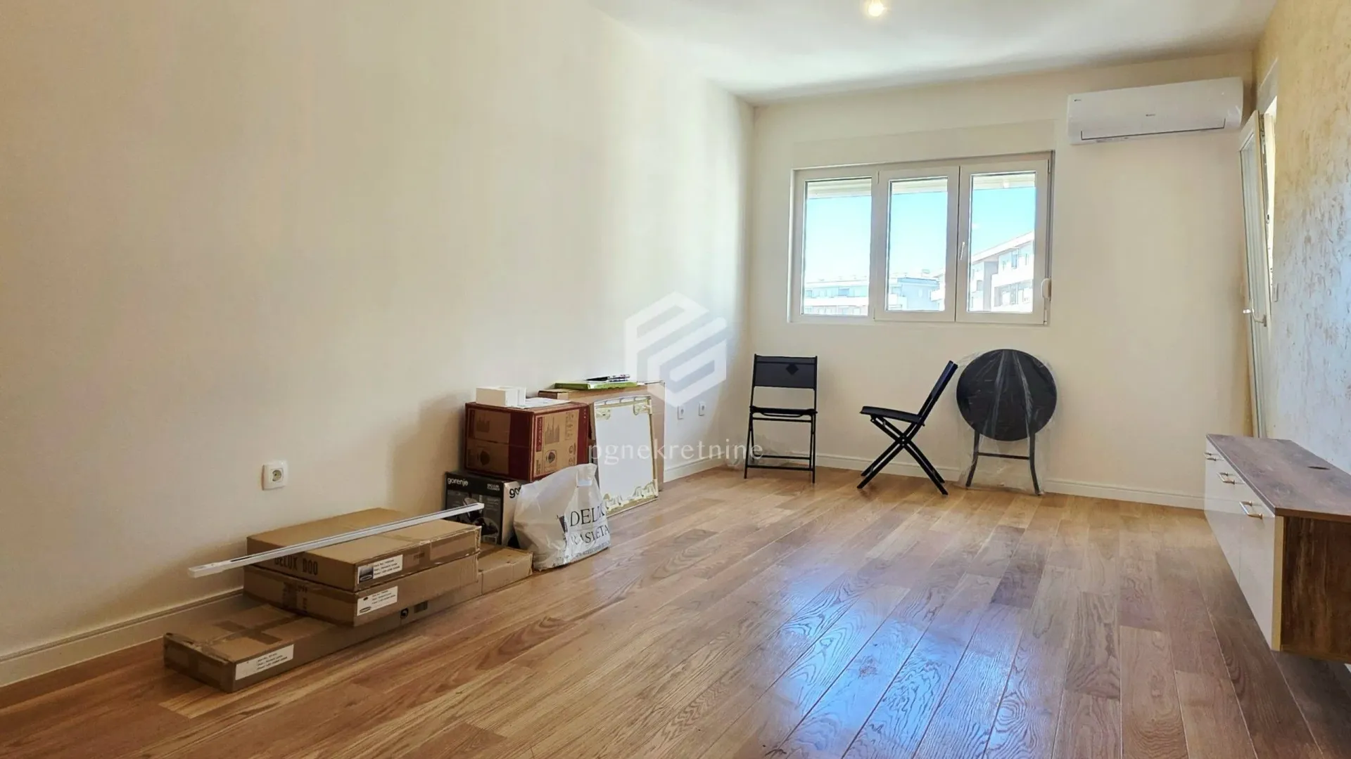 Izdavanje, jednosoban stan, 46m², Central Point, Podgorica