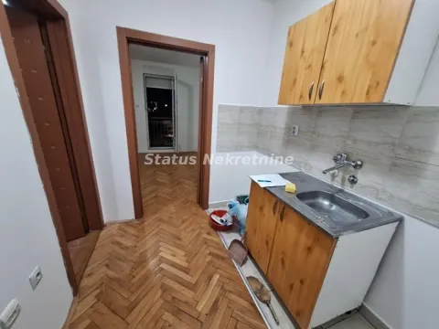Manja kuhinja sa sudoperom i drvenim elementima u stanu sa parketom. - image 8