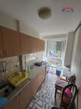 Manja kuhinja sa drvenim elementima i izlazom na terasu. - image 6