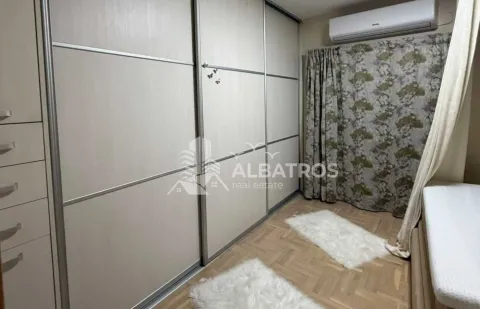 Spavaća soba sa velikim ugradnim garderoberom i krevetom. - image 7