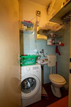 Manje kupatilo sa wc šoljom, umivaonikom i veš mašinom. - image 15