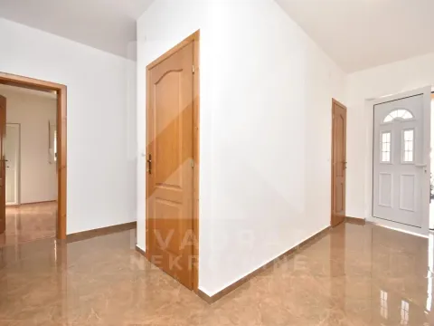 Izdavanje, kuća, 200m², Botun, Podgorica - image 12