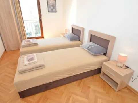 Izdavanje, dvosoban stan, 90m², Centar, Tivat - image 2