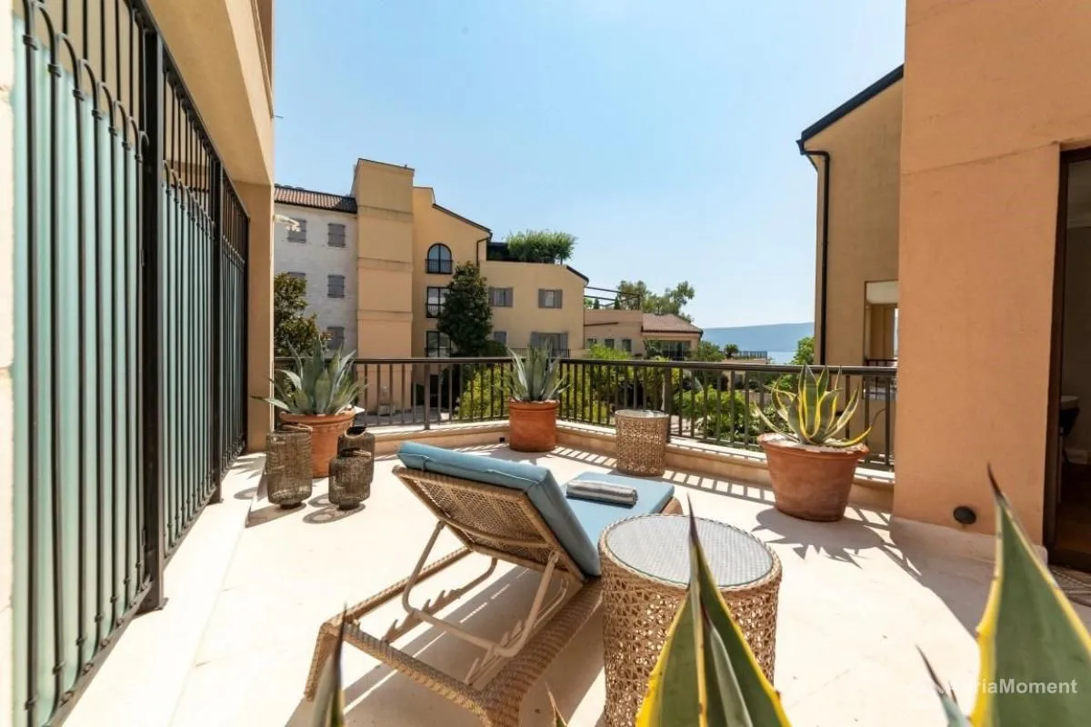 Sale, three bedroom apartment, 201m², Centar, Tivat