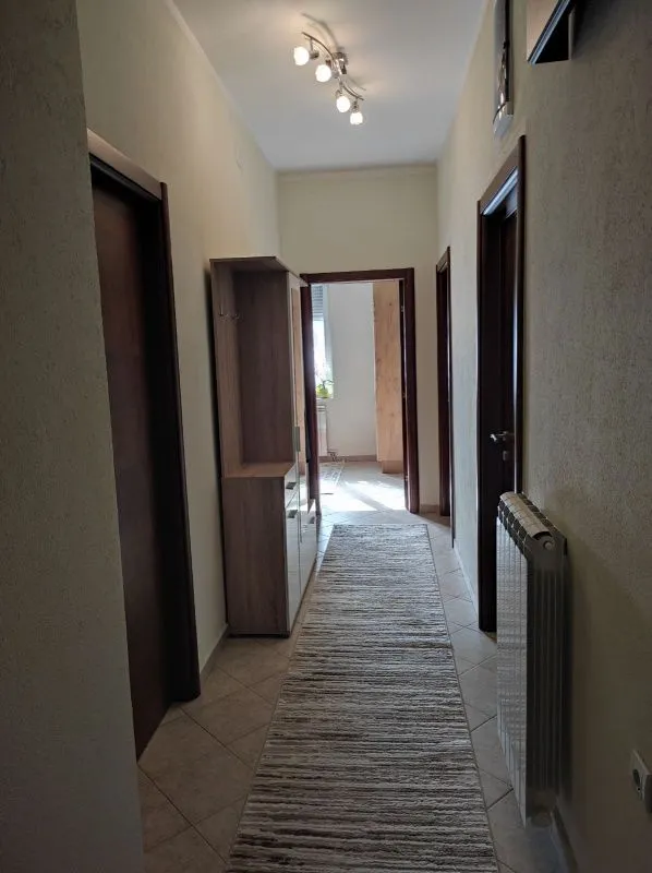 Izdavanje, dvosoban stan, 96m², Centar, Podgorica
