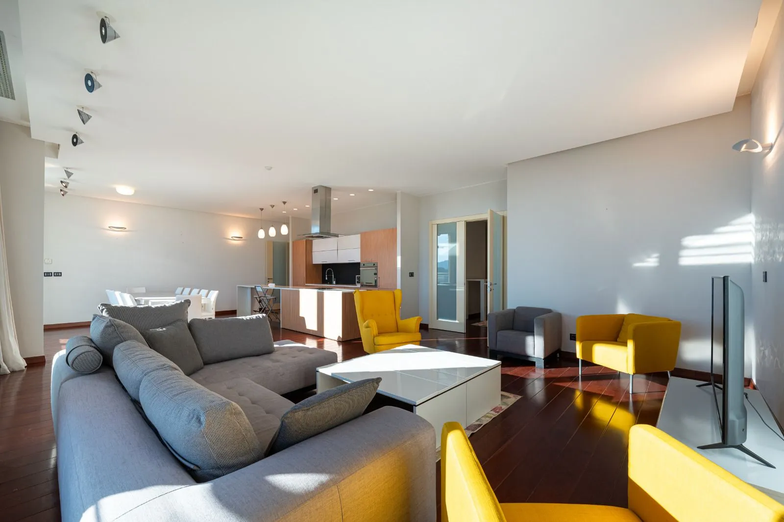 Rent, three bedroom apartment, 204m², Kod Capital Plaze, Podgorica
