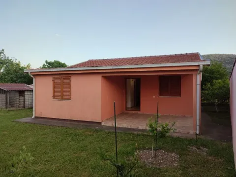 Pogled na prizemnu kuću sa natkrivenom terasom i uređenim dvorištem. - image 8