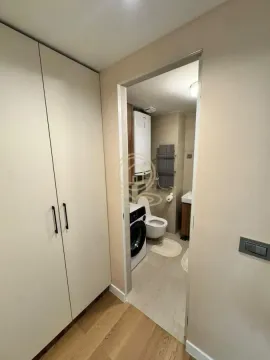 Pogled iz hodnika na kupatilo sa ugrađenom veš mašinom. - image 6