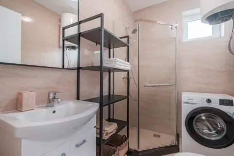 Kupatilo opremljeno umivaonikom, tuš kabinom i mašinom za veš. - image 19