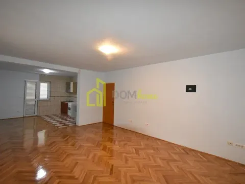 Izdavanje, poslovni prostor, 200m², Tološi, Podgorica - image 5