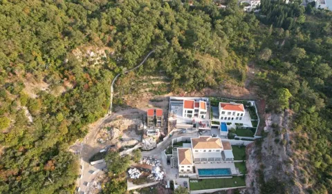 Pogled iz vazduha na kompleks vila sa bazenima okružen zelenilom. - image 2