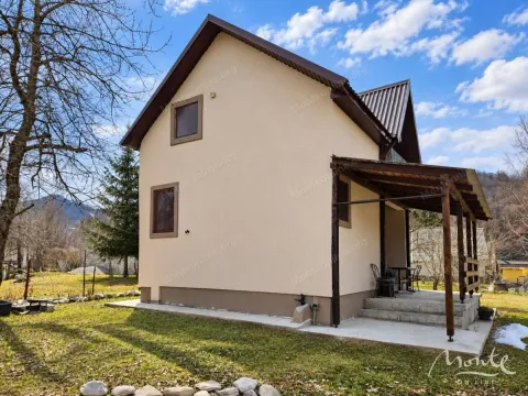 Pogled na spoljašnjost kuće sa dvorištem i nadstrešnicom. - image 5