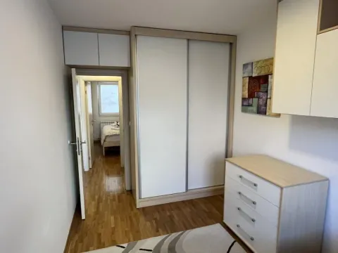 Spavaća soba sa ugradnim ormanom, komodom i laminatnim podom. - image 7