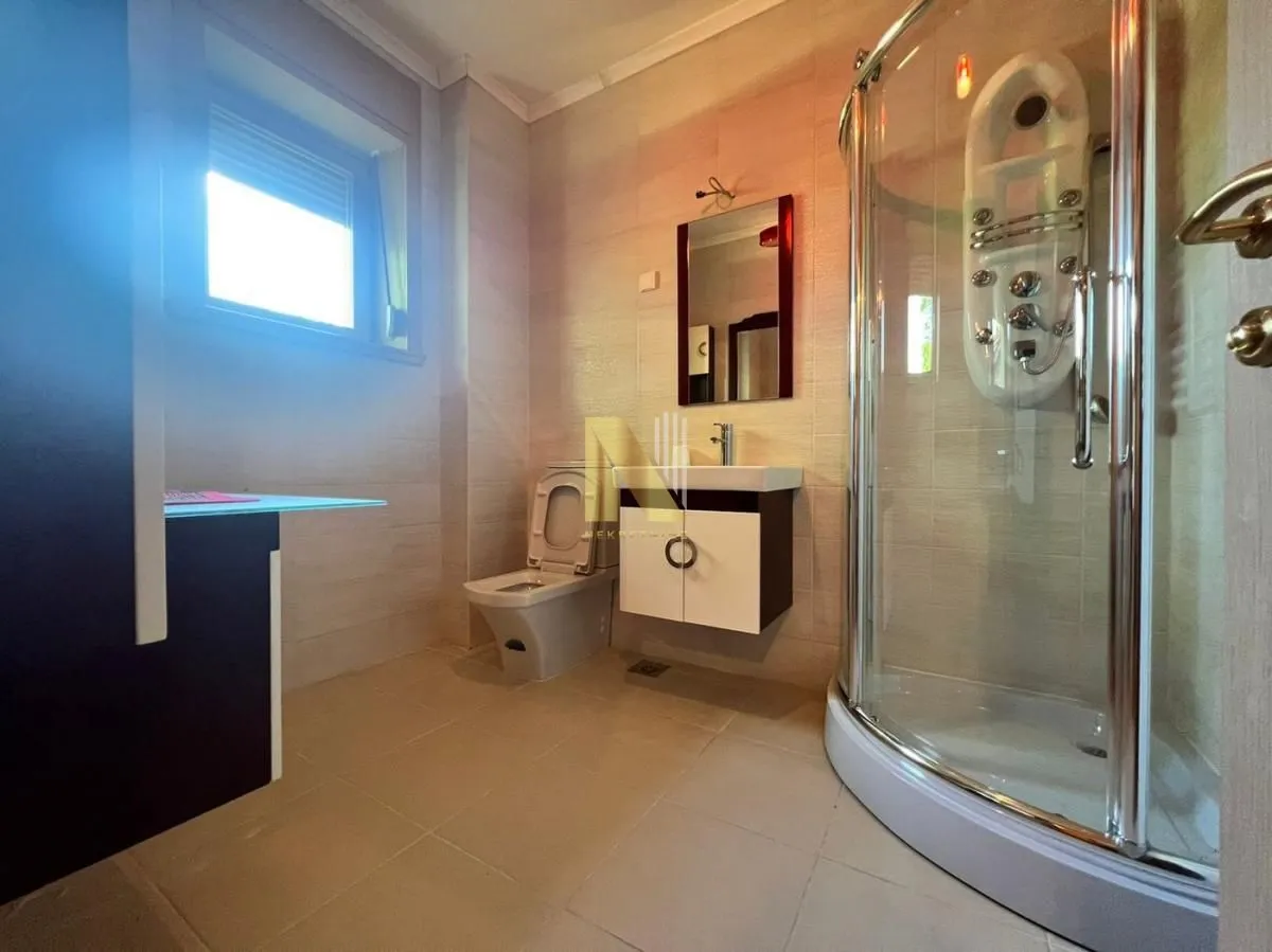 Izdavanje, kuća, 450m², Sremska Kamenica, Petrovaradin