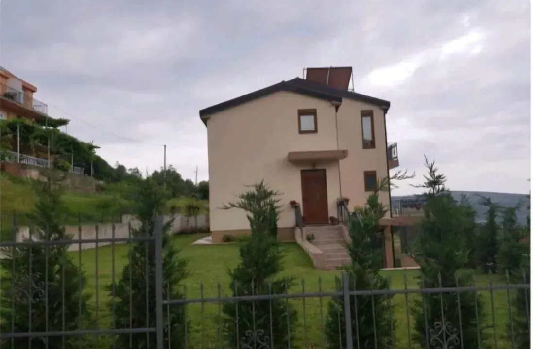 Izdavanje, kuća, 200m², Kavač, Kotor