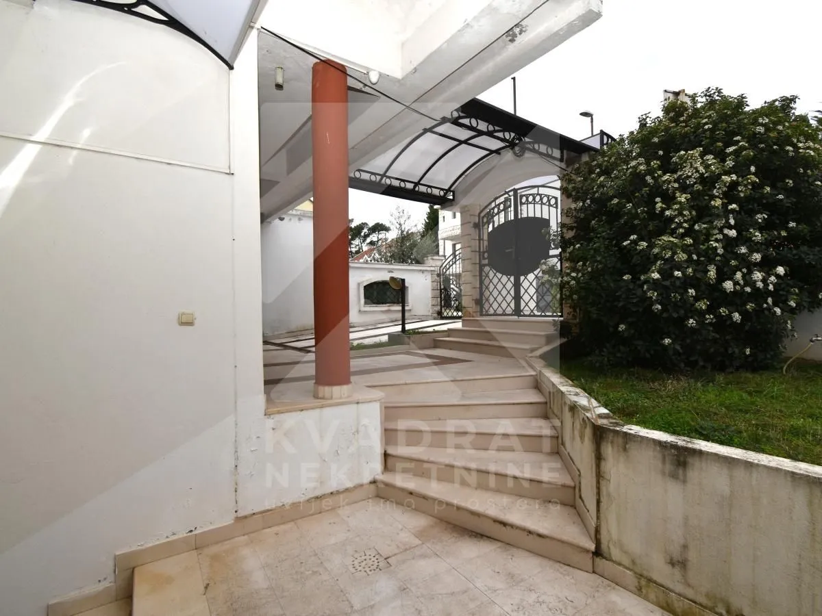 Izdavanje, kuća, 300m², Gorica C, Podgorica