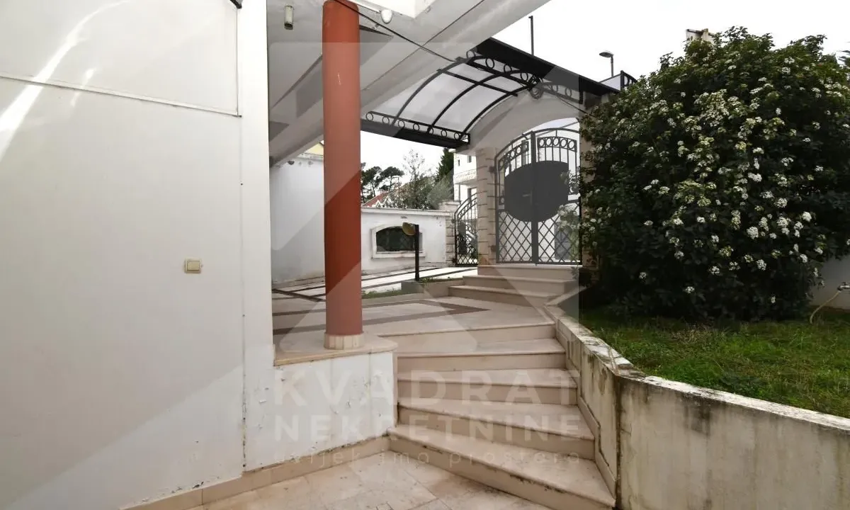 Izdavanje, kuća, 300m², Gorica C, Podgorica