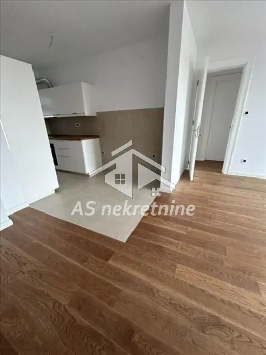 Izdavanje, trosoban stan, 71m², Čubura, Beograd