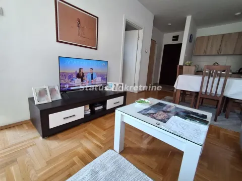 Dnevni boravak sa televizorom i trpezarijom u pozadini. - image 6