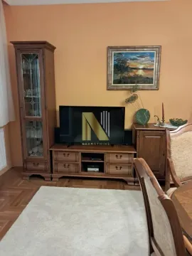 Dnevna soba sa drvenim nameštajem i televizorom. - image 3
