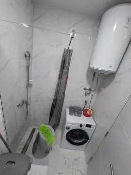 Manje kupatilo sa tuš kabinom, mašinom za veš i bojlerom. - image 3