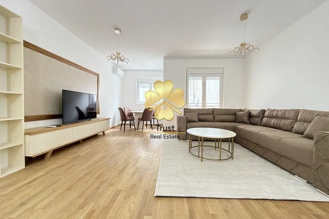 Izdavanje, dvosoban stan, 85m², Stari Aerodrom, Podgorica