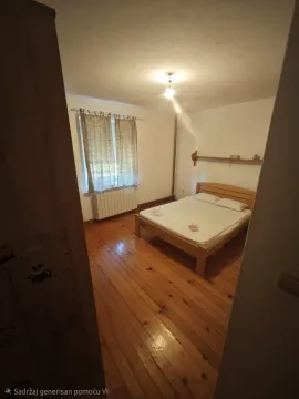 Spavaća soba sa drvenim krevetom i podom. - image 8