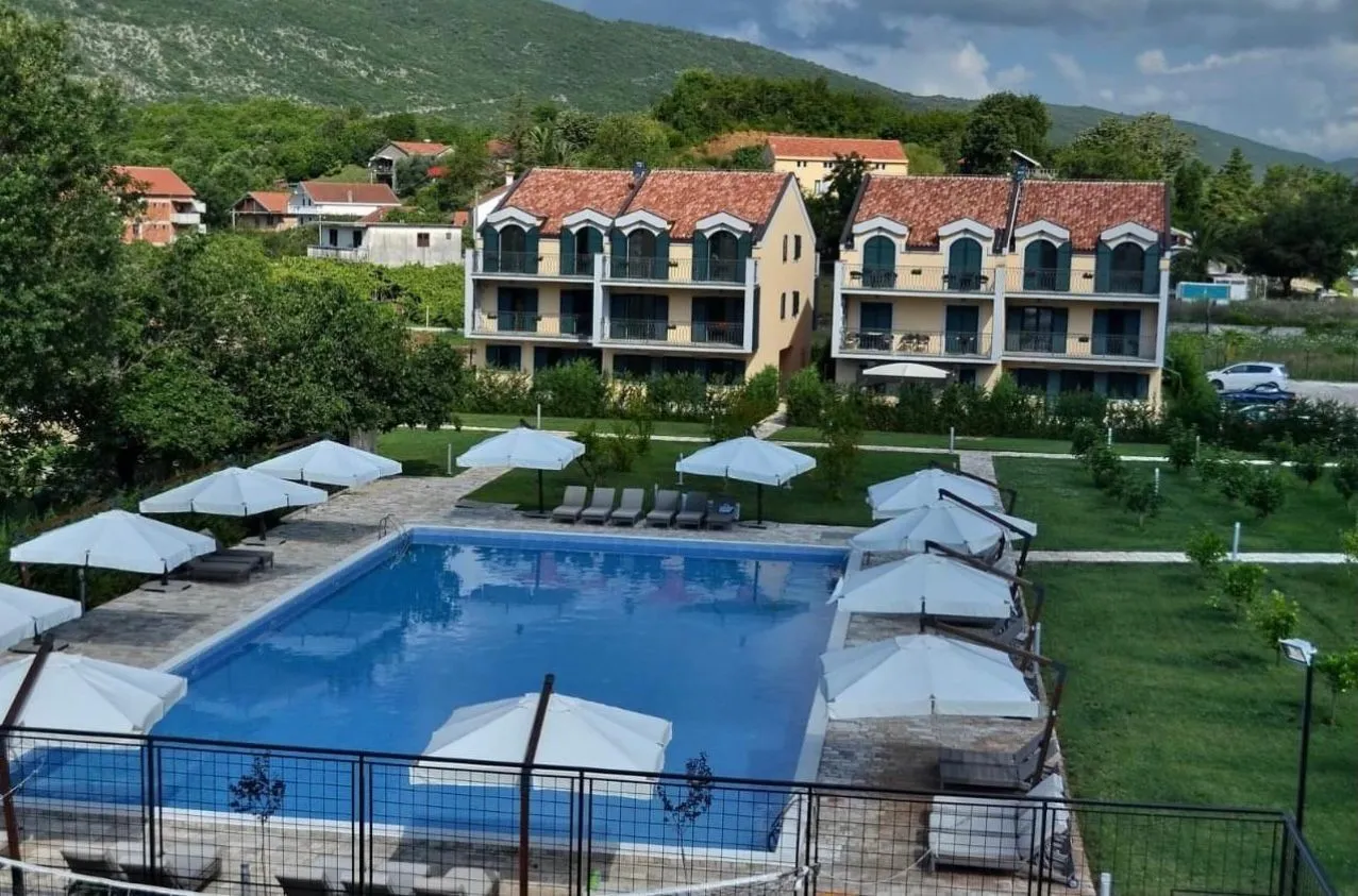 Izdavanje, kuća, 180m², Lastva Grbaljska, Kotor