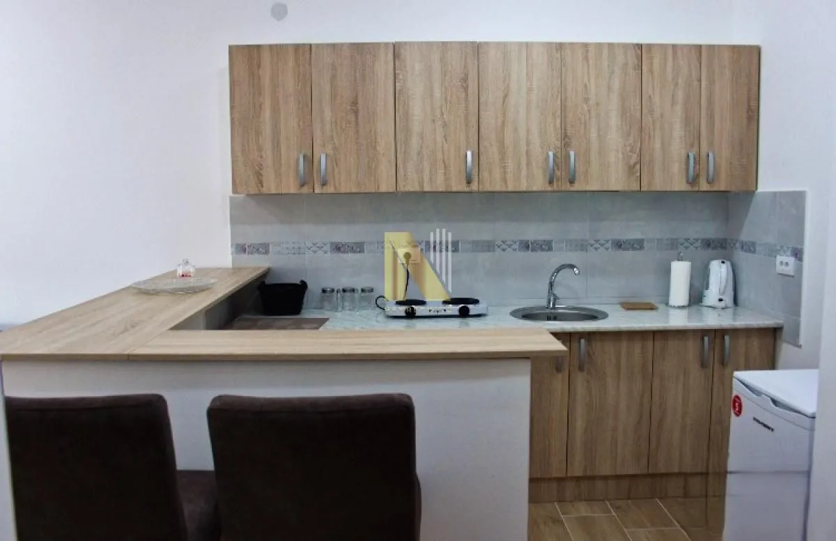 Smaller kitchen with wooden elements and a bar counter.
