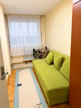 Manja spavaća soba sa zelenim kaučem i pisaćim stolom. - image 4