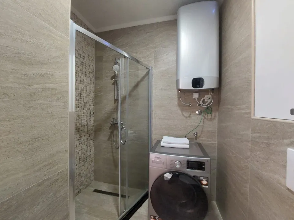Izdavanje, trosoban stan, 130m², Dobrota, Kotor