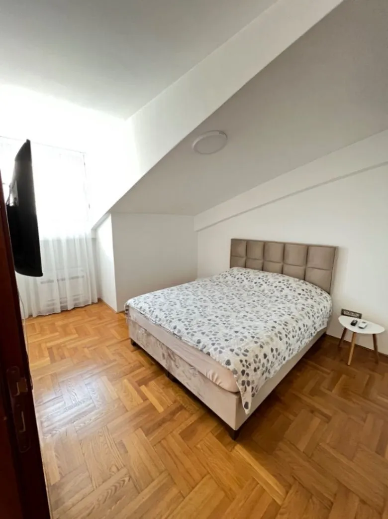 Izdavanje, dvosoban stan, 71m², Stari Aerodrom, Podgorica