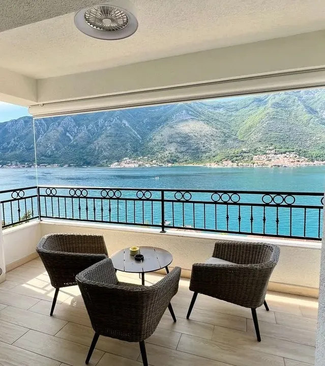 Sale, two bedroom apartment, 85m², Dobrota, Kotor