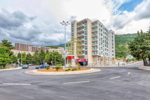 Pogled na modernu višespratnu zgradu i kružni tok u okolini. - image 3