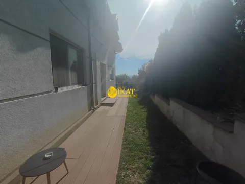 Pogled na dvorište i stazu pored kuće. - image 13