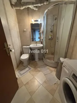 Kupatilo opremljeno tuš kabinom, umivaonikom, wc šoljom i veš mašinom. - image 11